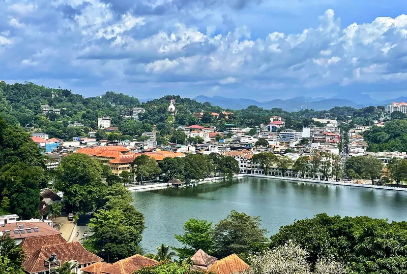 Panoramic view of Kandy Lake and the surrounding city in Sri Lanka.