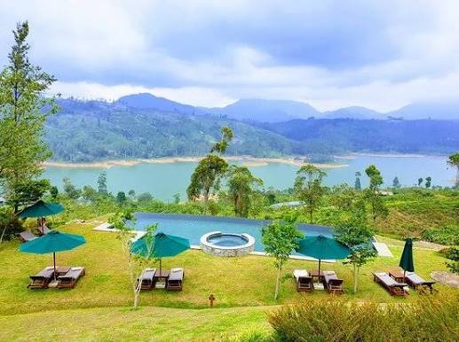 Swimming pool overlooking Castlereagh Lake at Ceylon Tea Trails