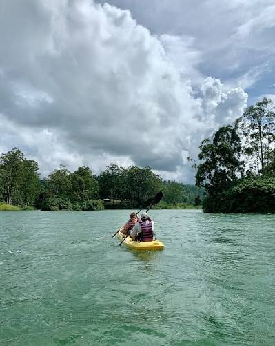 Travellers kayaking on Castlereagh Lake in Sri Lanka’s hill country.