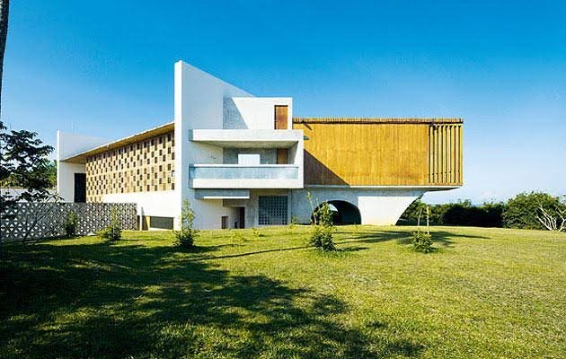 Modern exterior of Villa Vista surrounded by landscaped gardens in Sri Lanka